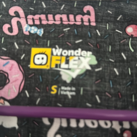 Women’s scrub top - Picture 2 of 3